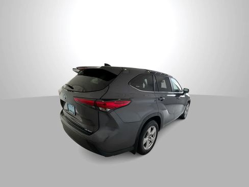 Used 2023 Toyota Highlander LE AWD/4WD image 8