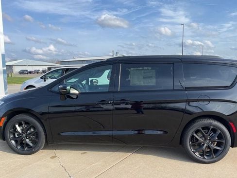 New 2026 Chrysler Pacifica Select w/ S Appearance Package FWD image 8
