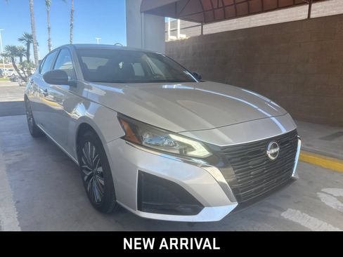 Used 2025 Nissan Altima 2.5 SV FWD image 3
