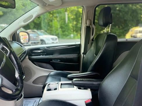 Used 2014 Chrysler Town & Country Touring-L w/ Driver Convenience Group FWD image 14