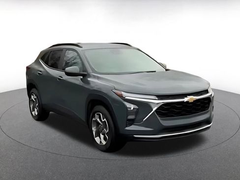 Used 2025 Chevrolet Trax LT image 3