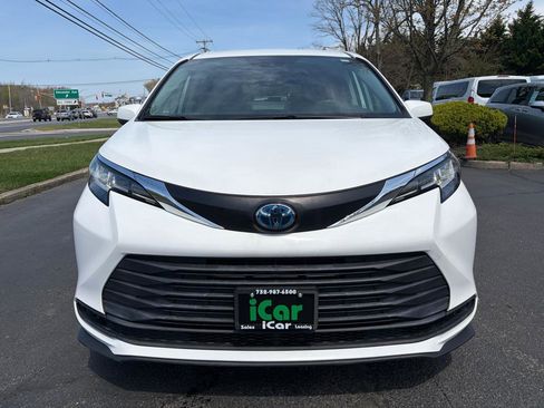 Used 2021 Toyota Sienna LE FWD image 3