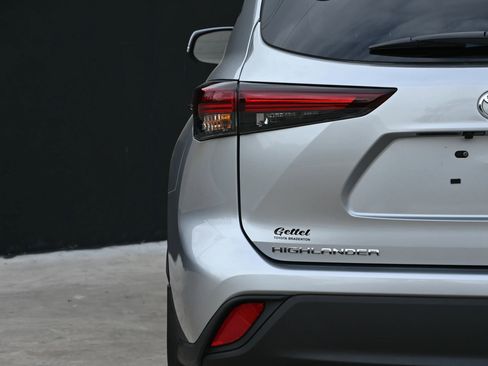 Used 2025 Toyota Highlander LE image 9