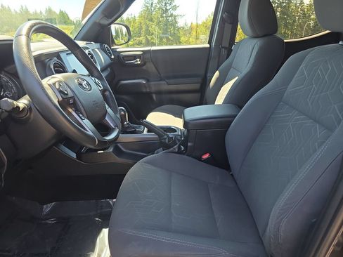 Used 2018 Toyota Tacoma TRD Sport w/ Technology Package AWD/4WD image 4