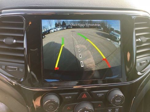 Certified 2022 Jeep Grand Cherokee Laredo X image 17