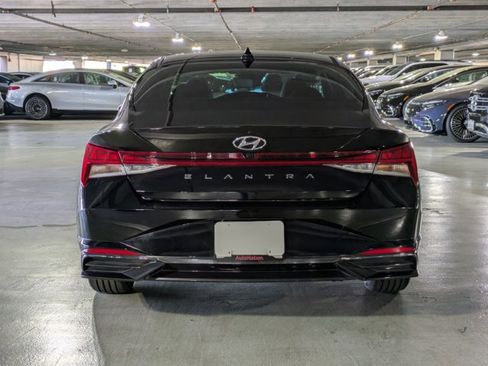 Used 2022 Hyundai Elantra SEL w/ Convenience + Premium Package FWD image 6