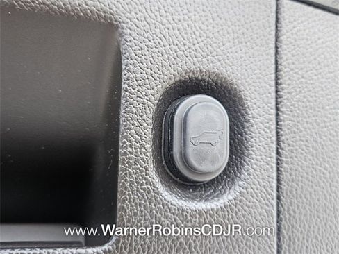 Used 2015 Cadillac Escalade Luxury image 13