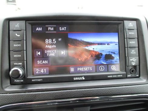 Used 2018 Dodge Grand Caravan SE w/ UConnect Hands-Free Group image 25