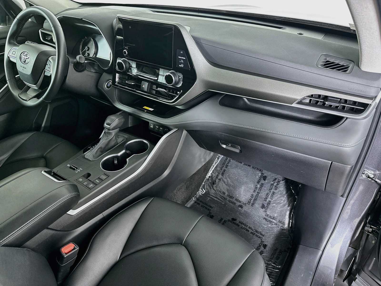 Used 2024 Toyota Highlander XLE FWD image 28