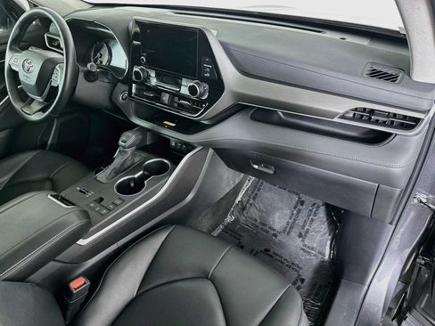 Used 2024 Toyota Highlander XLE FWD image 28