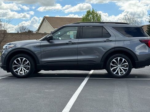 Used 2025 Ford Explorer ST-Line image 13