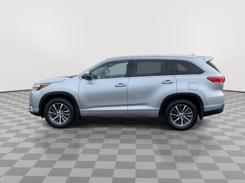 Used 2017 Toyota Highlander SE image 4
