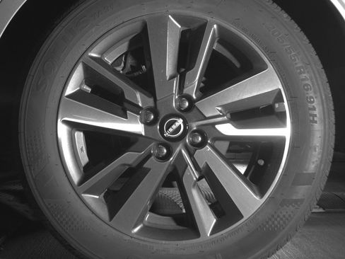 Used 2025 Nissan Versa SV FWD image 14