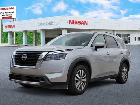 Used 2025 Nissan Pathfinder SL image 2
