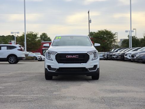 Used 2024 GMC Terrain SLE image 2