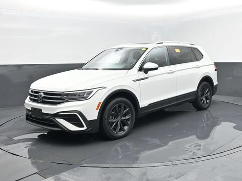 Used 2022 Volkswagen Tiguan SE w/ Panoramic Sunroof Package AWD/4WD image 2