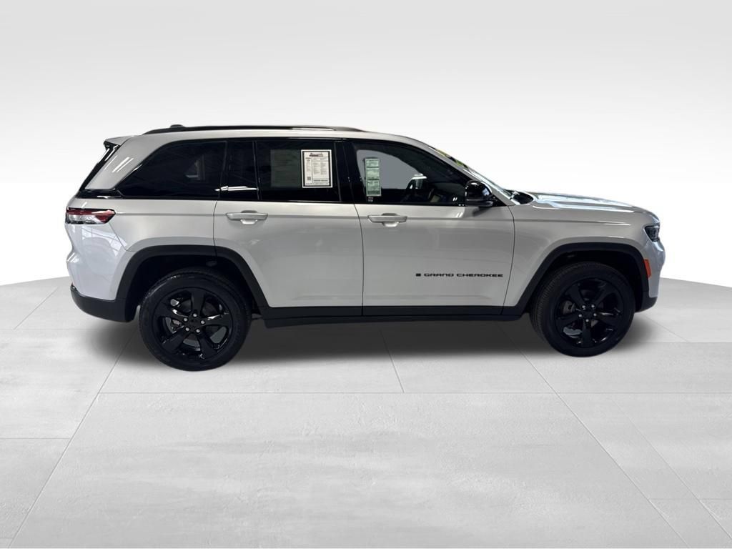 Used 2025 Jeep Grand Cherokee Altitude AWD/4WD image 7