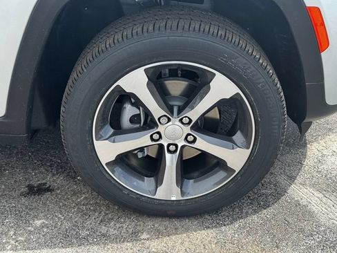 New 2026 Jeep Grand Cherokee Limited w/ Trailer Tow Package AWD/4WD image 9