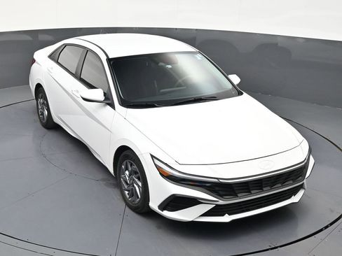 Used 2024 Hyundai Elantra SEL FWD image 18
