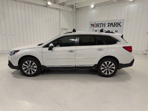 Used 2019 Subaru Outback 2.5i Touring AWD/4WD image 2