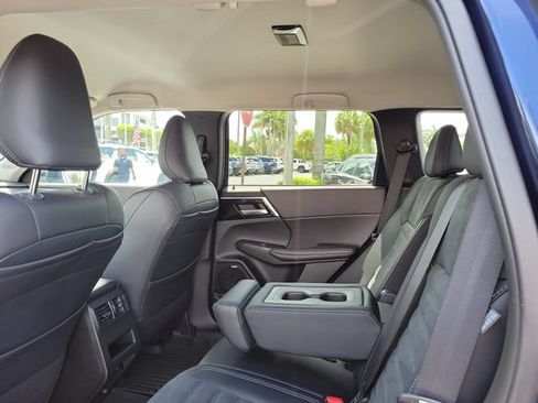 Used 2025 Mitsubishi Outlander SE FWD image 12