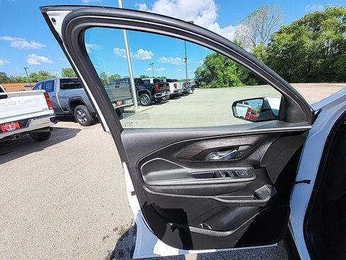 Used 2024 GMC Terrain SLE image 12