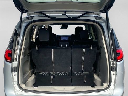Used 2024 Chrysler Pacifica Touring-L FWD image 26
