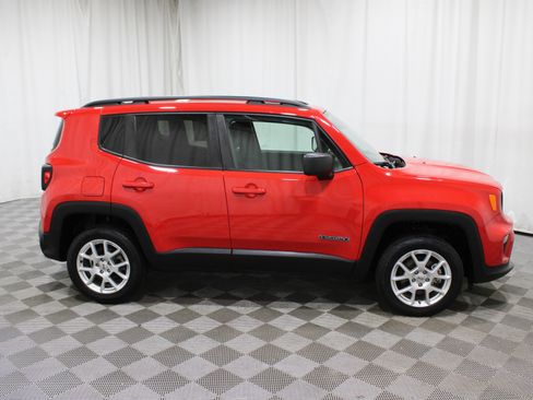 Used 2023 Jeep Renegade Latitude w/ Premium Group image 33