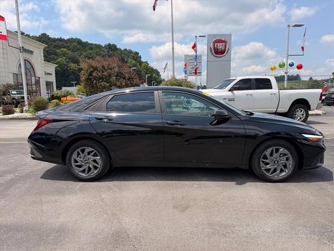 Used 2024 Hyundai Elantra SEL FWD image 3