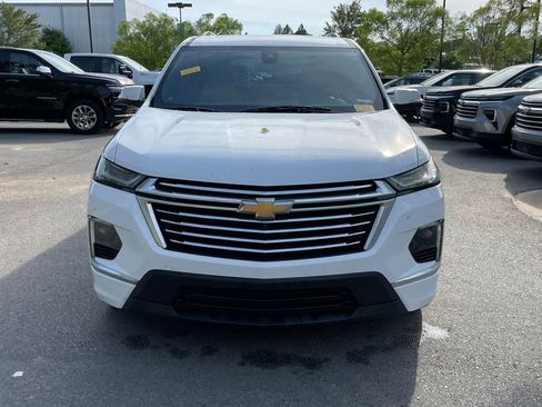 Used 2023 Chevrolet Traverse Premier FWD image 2