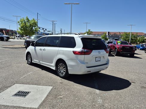 Used 2020 Toyota Sienna XLE w/ XLE Navigation Package image 3