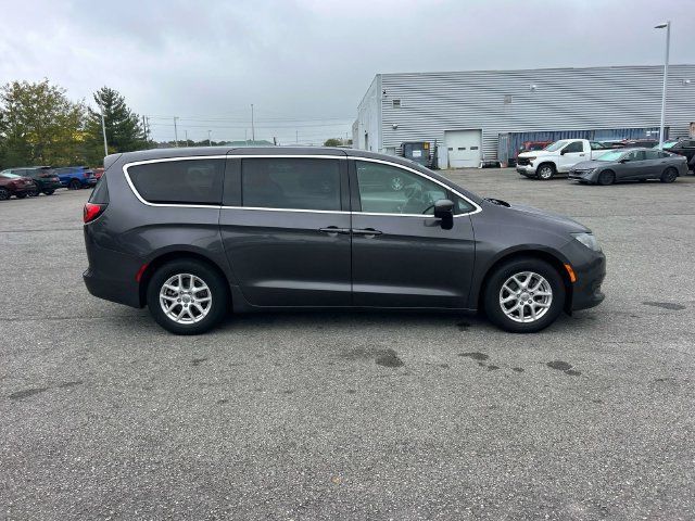 Used 2017 Chrysler Pacifica LX FWD image 2