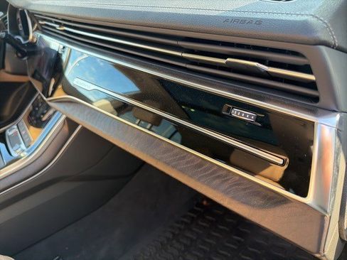 Used 2023 Audi Q8 Premium image 28