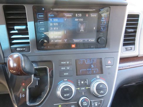 Used 2016 Toyota Sienna Limited Premium FWD image 18