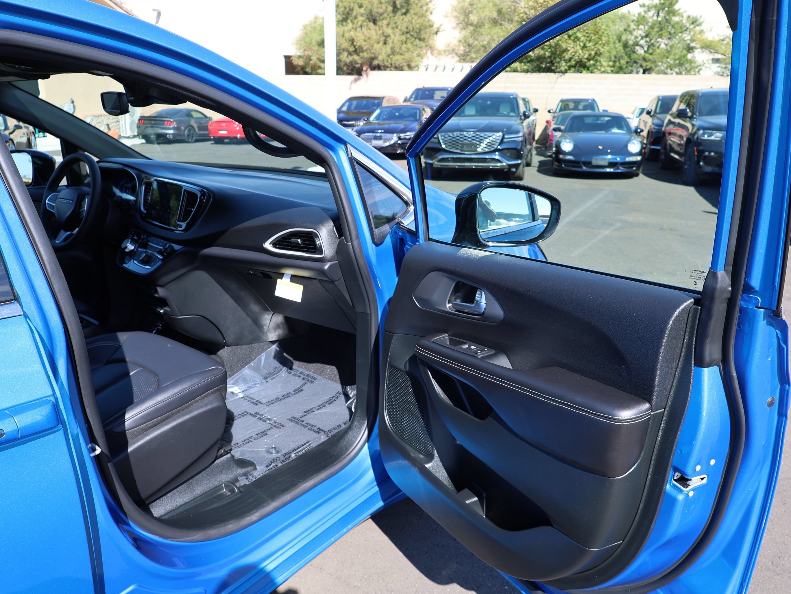 Used 2027 Chrysler Pacifica Select FWD image 35