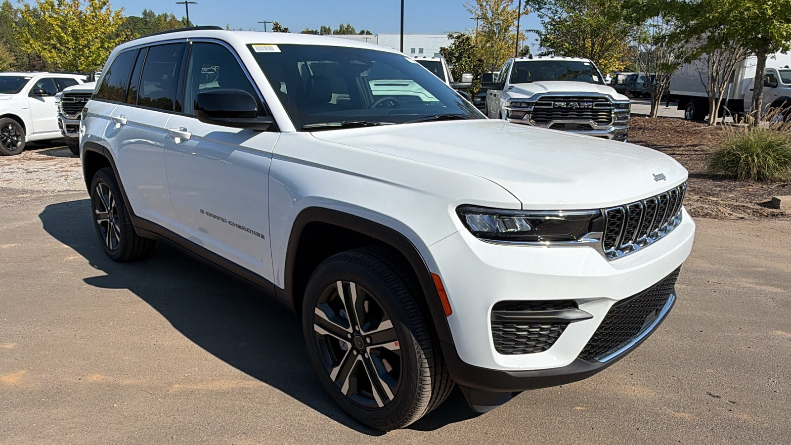 New 2027 Jeep Grand Cherokee Laredo X AWD/4WD image 5