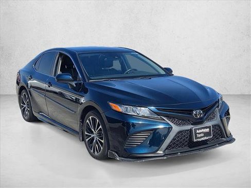 Used 2019 Toyota Camry SE FWD image 3