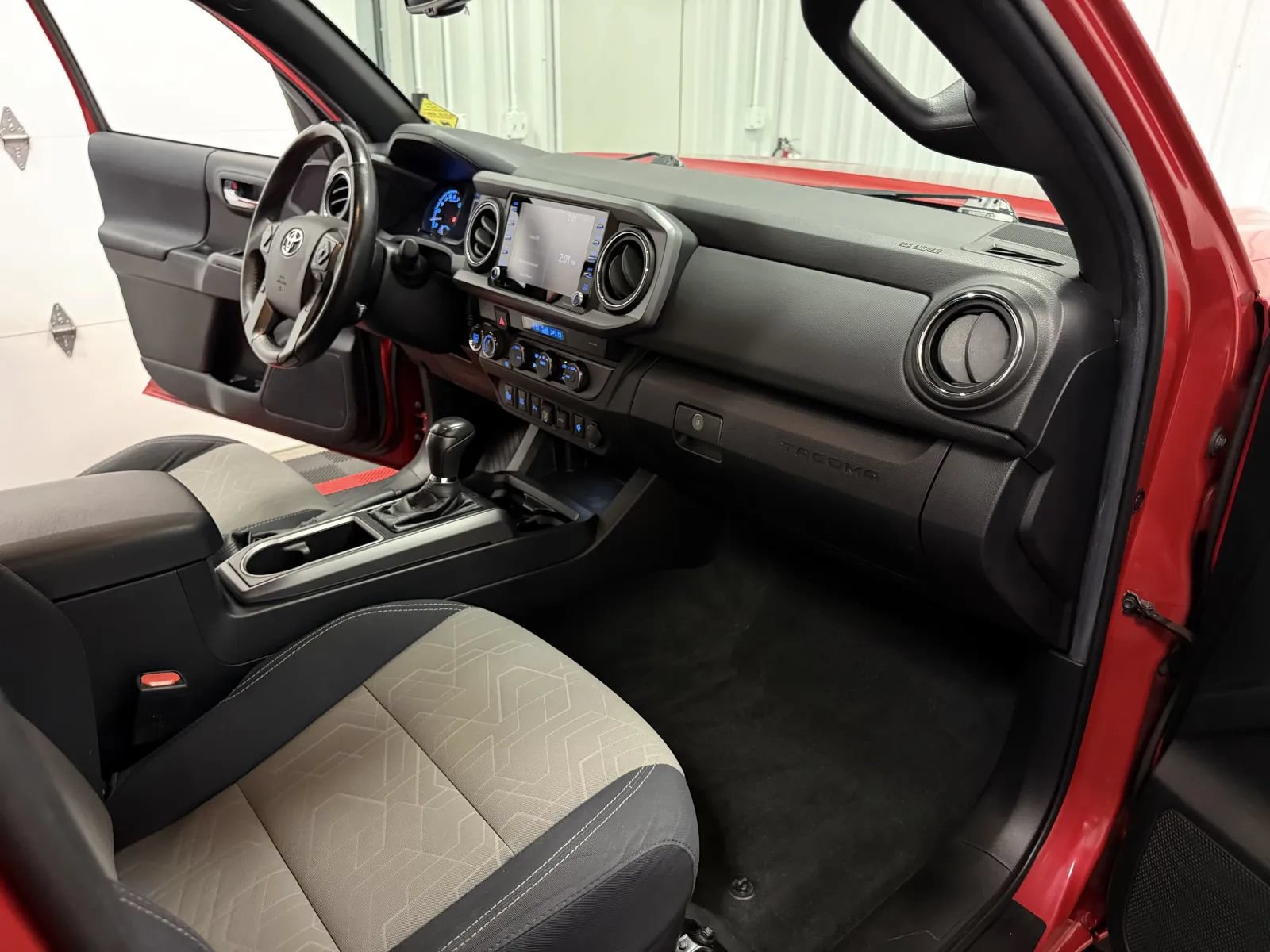Used 2021 Toyota Tacoma TRD Off-Road w/ Technology Package AWD/4WD image 45