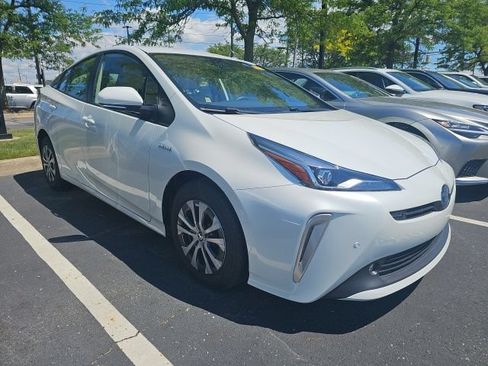 Used 2021 Toyota Prius XLE AWD/4WD image 2
