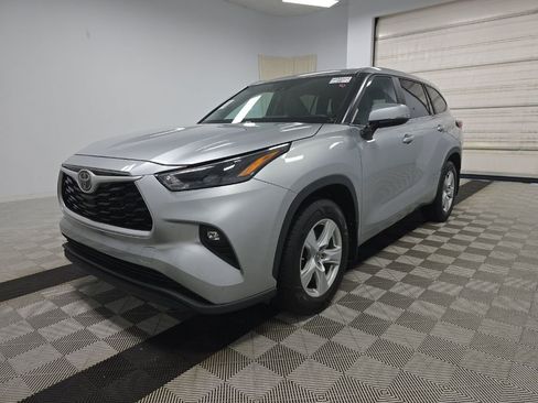 Used 2024 Toyota Highlander LE image 1