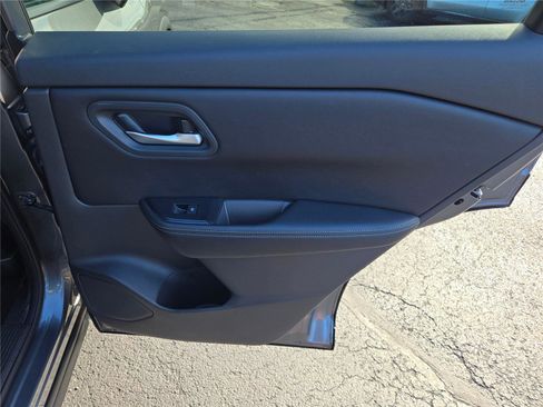 Used 2024 Nissan Rogue SV image 9