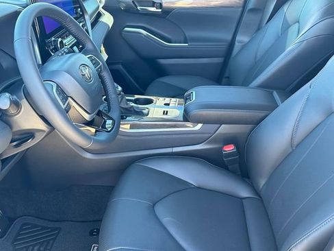 New 2026 Toyota Highlander Limited image 9