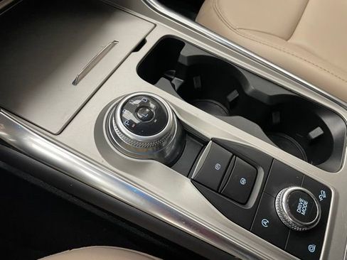 Used 2022 Ford Explorer XLT w/ Equipment Group 202A image 6