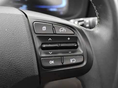 Used 2025 Hyundai Venue SEL image 24