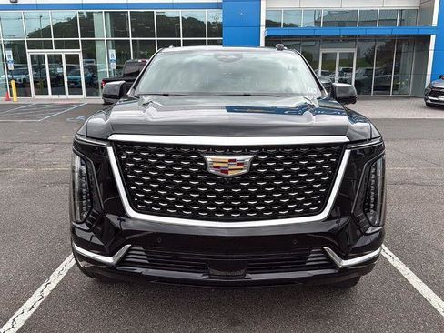 Used 2025 Cadillac Escalade Premium Luxury AWD/4WD image 2