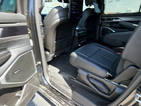 Certified 2025 Jeep Wagoneer Series II w/ Premium Group I AWD/4WD image 24
