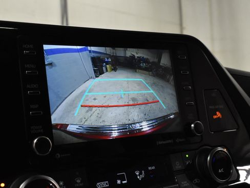 Used 2022 Toyota Highlander XLE image 19