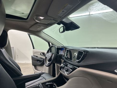 Used 2022 Chrysler Pacifica Limited image 19