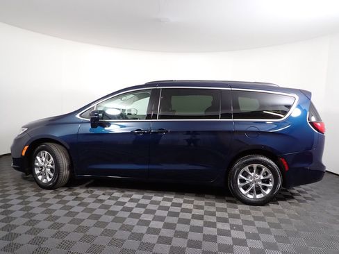 Used 2022 Chrysler Pacifica Touring-L w/ Uconnect Theater Family Group image 11