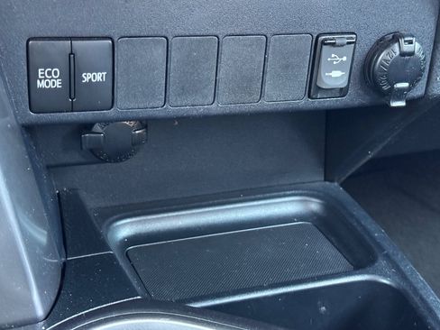 Used 2018 Toyota RAV4 XLE image 19